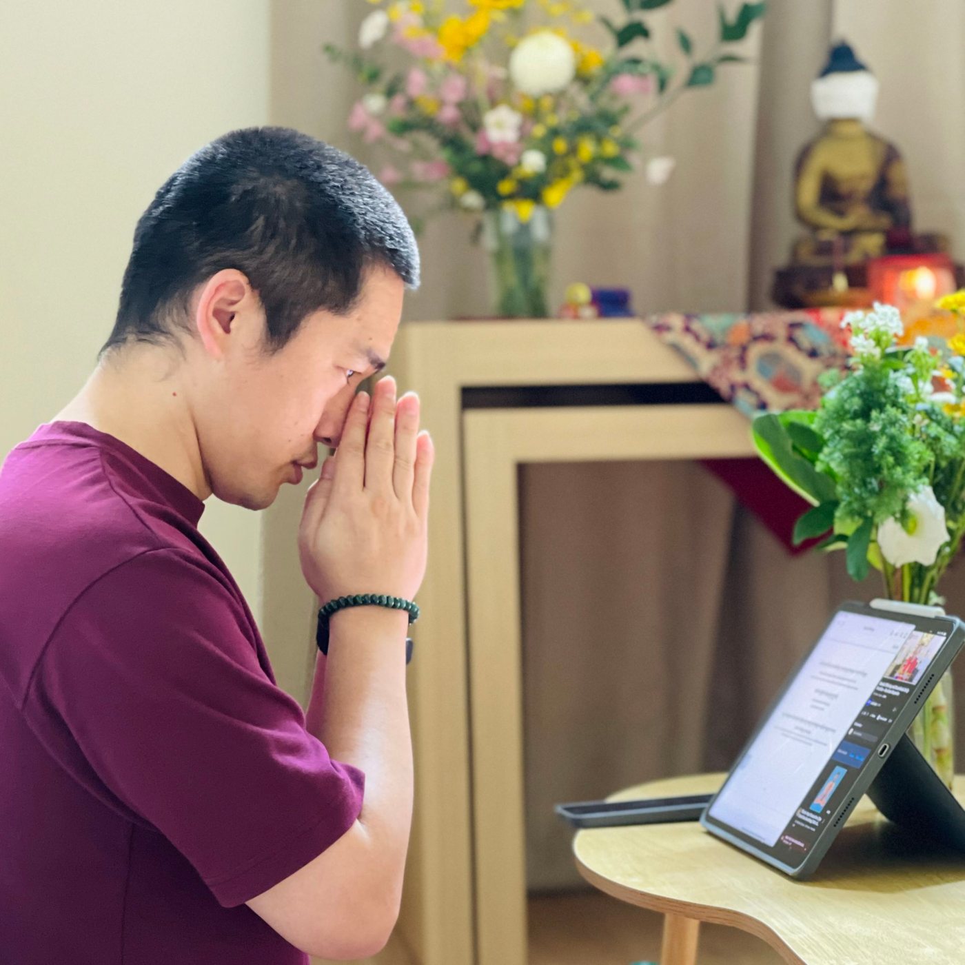 噶奇美多傑仁波切在光明洲實修中心佛堂合掌